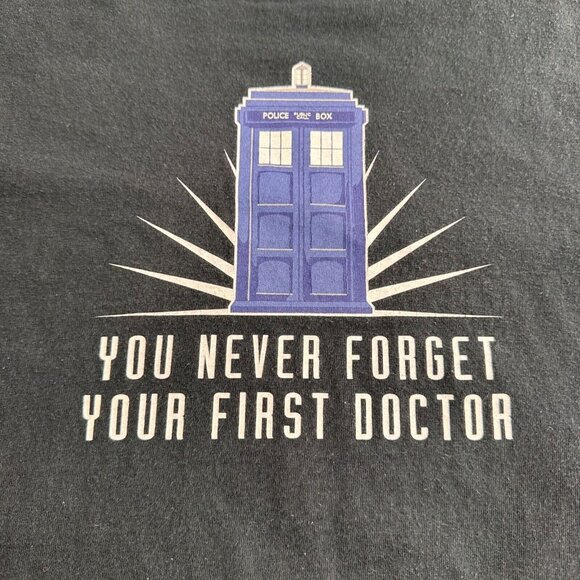Think Geek Doctor Who T-Shirt S You Never Forget Your First Doctor Black Graphic - Picture 6 of 10